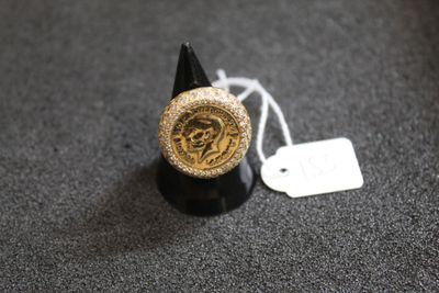 une bague ornée d'un sceau en or, posée sur une table