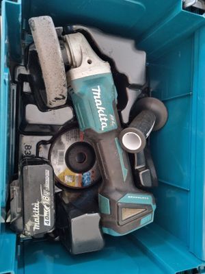 une boîte bleue posée par terre, contenant des outils