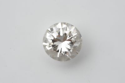 une image représentant un diamant sur un fond blanc