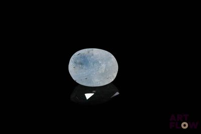 une image représentant une lune bleue dans le ciel nocturne, sur fond noir