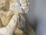 une statue représentant une femme tenant un bébé sur ses genoux
