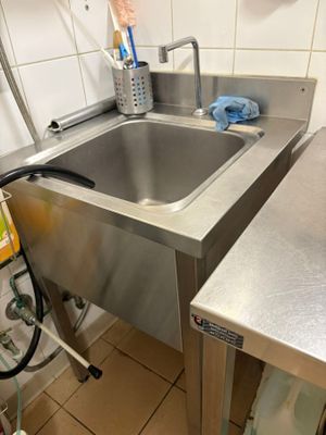 un évier de cuisine avec un robinet posé sur le plan de travail
