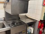 une cuisine avec un évier et une cuisinière