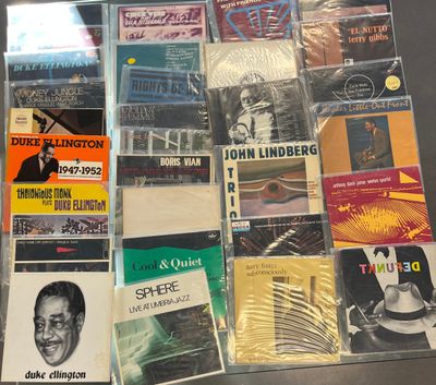 beaucoup de cd de musique sur la table ensemble