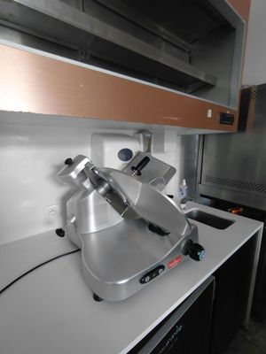 une machine posée sur le comptoir d'une cuisine