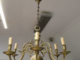 un lustre suspendu au plafond d'une pièce