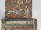 deux boîtes en bois ornées de peintures sur un fond blanc