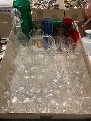 une boîte remplie de verres à vin vides posée sur une table