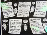 un tableau noir sur lequel sont écrites des notes et auquel sont accrochées plusieurs autres notes