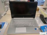 un ordinateur portable posé sur un bureau dans un magasin