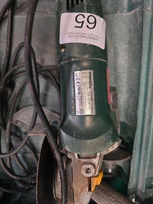 une photo d'une machine verte avec un numéro sur le côté