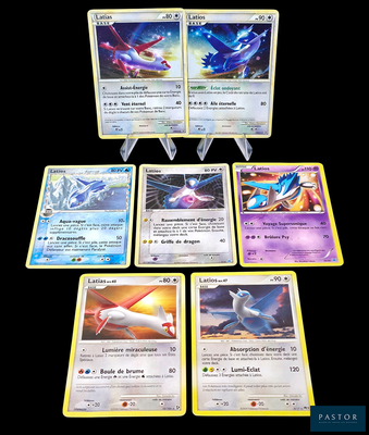 plusieurs cartes Pokémon empilées les unes sur les autres sur une table