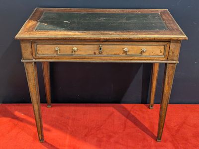 une vieille table en bois avec deux tiroirs et un plateau en verre