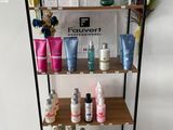 une étagère sur laquelle sont disposés de nombreux produits de soin de la peau de toutes sortes
