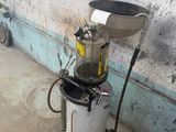 une machine posée sur le sol à côté d'un mur