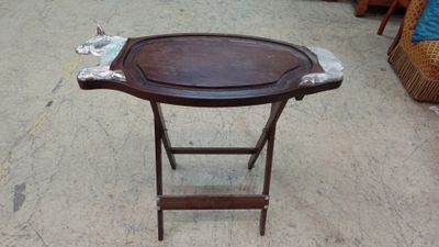 une table posée sur le trottoir, avec un plateau dessus