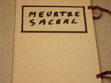 un livre sur lequel on peut lire quelque chose, posé par terre