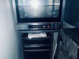 un téléviseur posé sur un meuble dans une pièce