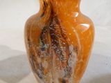 un vase en verre avec un motif sur une surface blanche