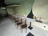 une longue table avec des chaises et un banc au milieu de la pièce
