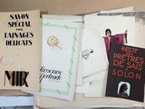 de nombreux livres posés sur une table, dont beaucoup