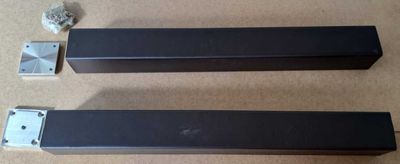 deux enceintes noires posées sur une table en bois