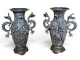 deux vases placés côte à côte sur un fond blanc