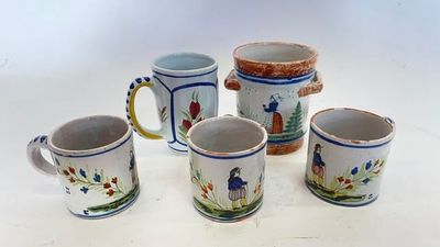 quatre tasses à café posées les unes à côté des autres sur une table blanche