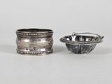 une paire de serviettes en argent et un bol en argent