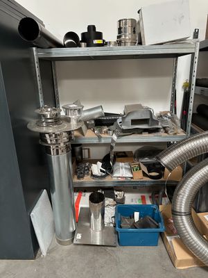une photo d'une pièce où l'on voit de nombreux objets sur les étagères