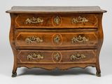 une commode ancienne avec un dessus en marbre et des poignées en laiton