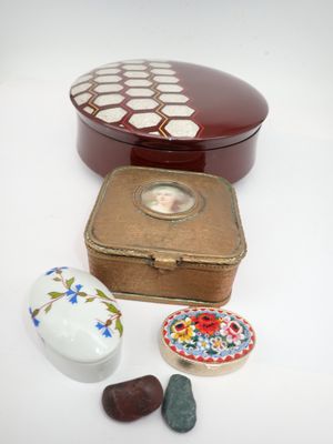 une petite boîte sur laquelle figure une image, à côté d'autres objets