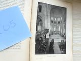 un livre ouvert sur lequel figure l'image d'une église