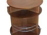 une table en bois surmontée d'une étagère