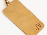 un pendentif plaqué or sur lequel figurent les initiales « j » et « j »