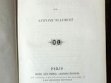 un livre ouvert posé sur une table, à côté d'une table en bois