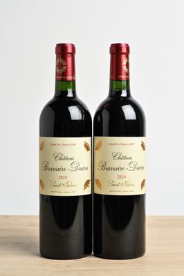 deux bouteilles de vin rouge posées sur une table en bois