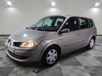 la photo d'une voiture argentée garée dans un garage