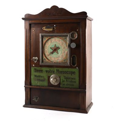 une horloge en bois accrochée au mur