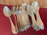 beaucoup de cuillères en argent et de cuillères sur la table