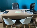 un bureau avec deux chaises et un ordinateur dessus