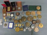a lot of coins that are on the table