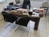 un bureau avec une chaise et un ordinateur dessus