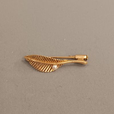 Broche feuille en or jaune 18K avec une perle bouton, - Photo 1