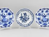 trois assiettes bleues et blanches ornées de motifs