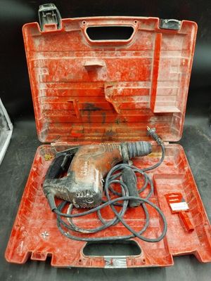 une mallette à outils rouge contenant une perceuse