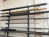 un support sur lequel sont disposées plusieurs sortes de tiges métalliques