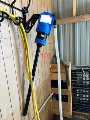 un tuyau bleu et jaune fixé au mur