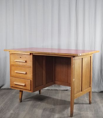 une image d'un bureau en bois avec des tiroirs et des tiroirs dessus