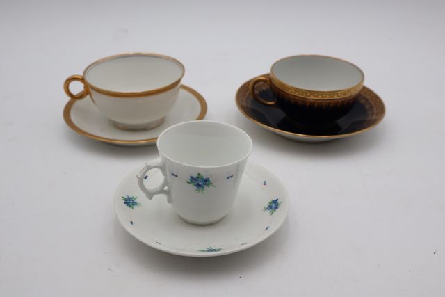 Trois tasses en porcelaine, dont une Th. Haviland blanche filet o...
